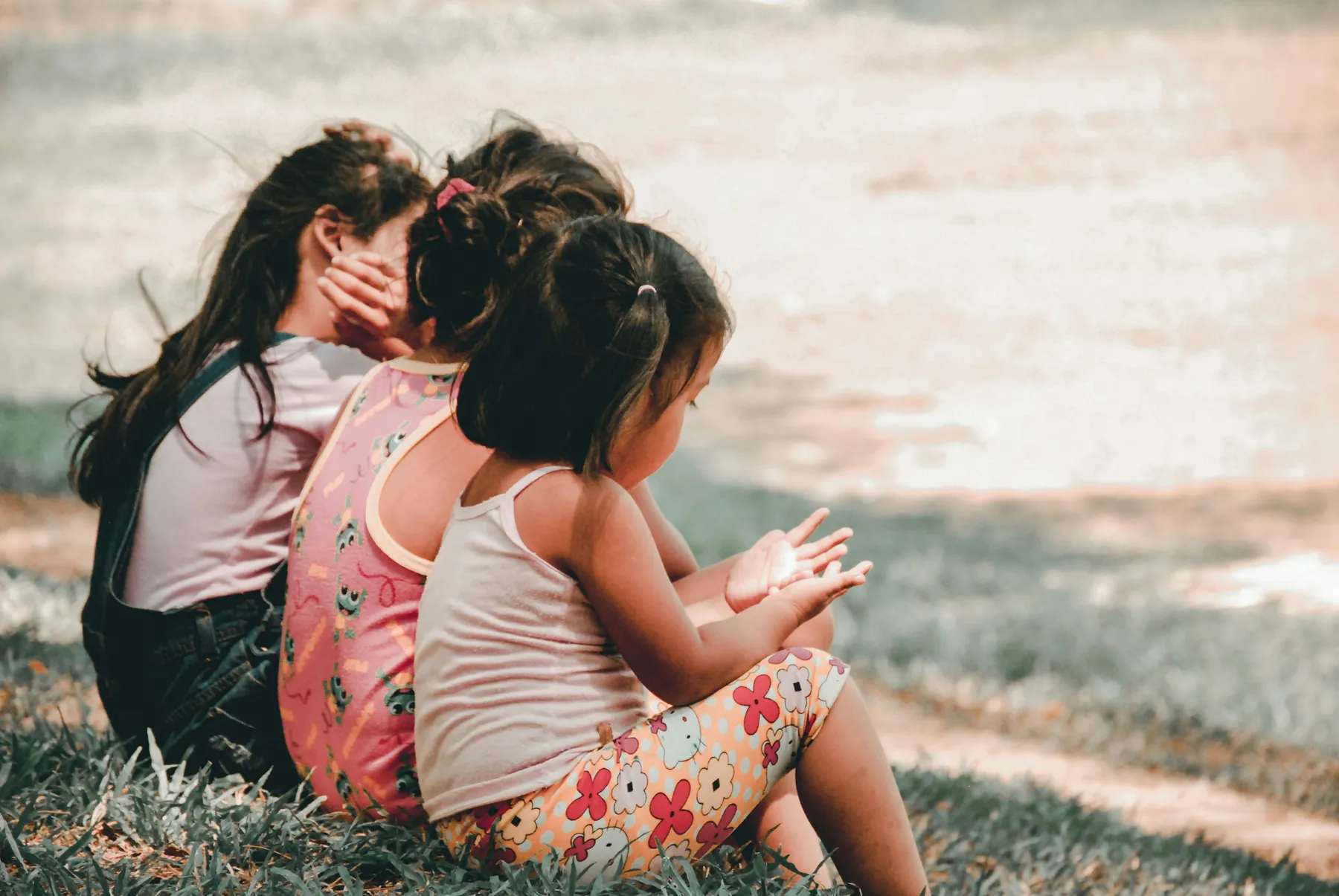 Trois enfants partagent un moment de jeu en plein air