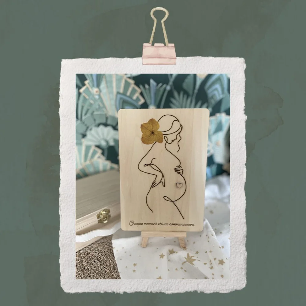 Création SENSA créa gravée sur bois et décorée d’une fleur