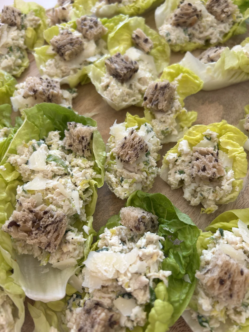 Barquettes de sucrine au poulet, façon salade César