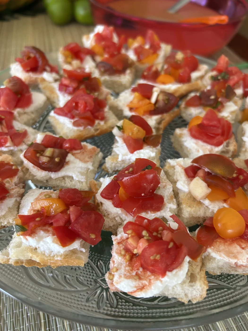 Bruschettas aux tomates, à l’ail et à la ricotta citronnée