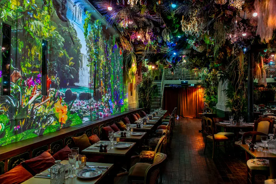 La salle de Jungle Palace à Paris, entourée de végétation et de lumières immersives