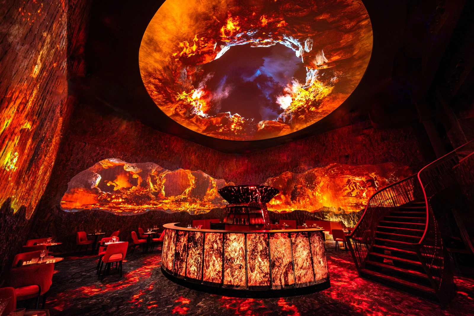 La salle de Magmatic à Lille, avec sa projection volcanique au-dessus du bar