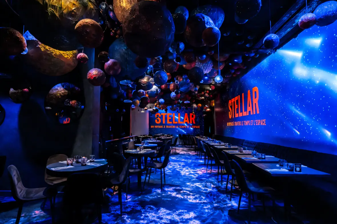 La salle de Stellar à Paris, avec ses planètes suspendues et ses projections spatiales