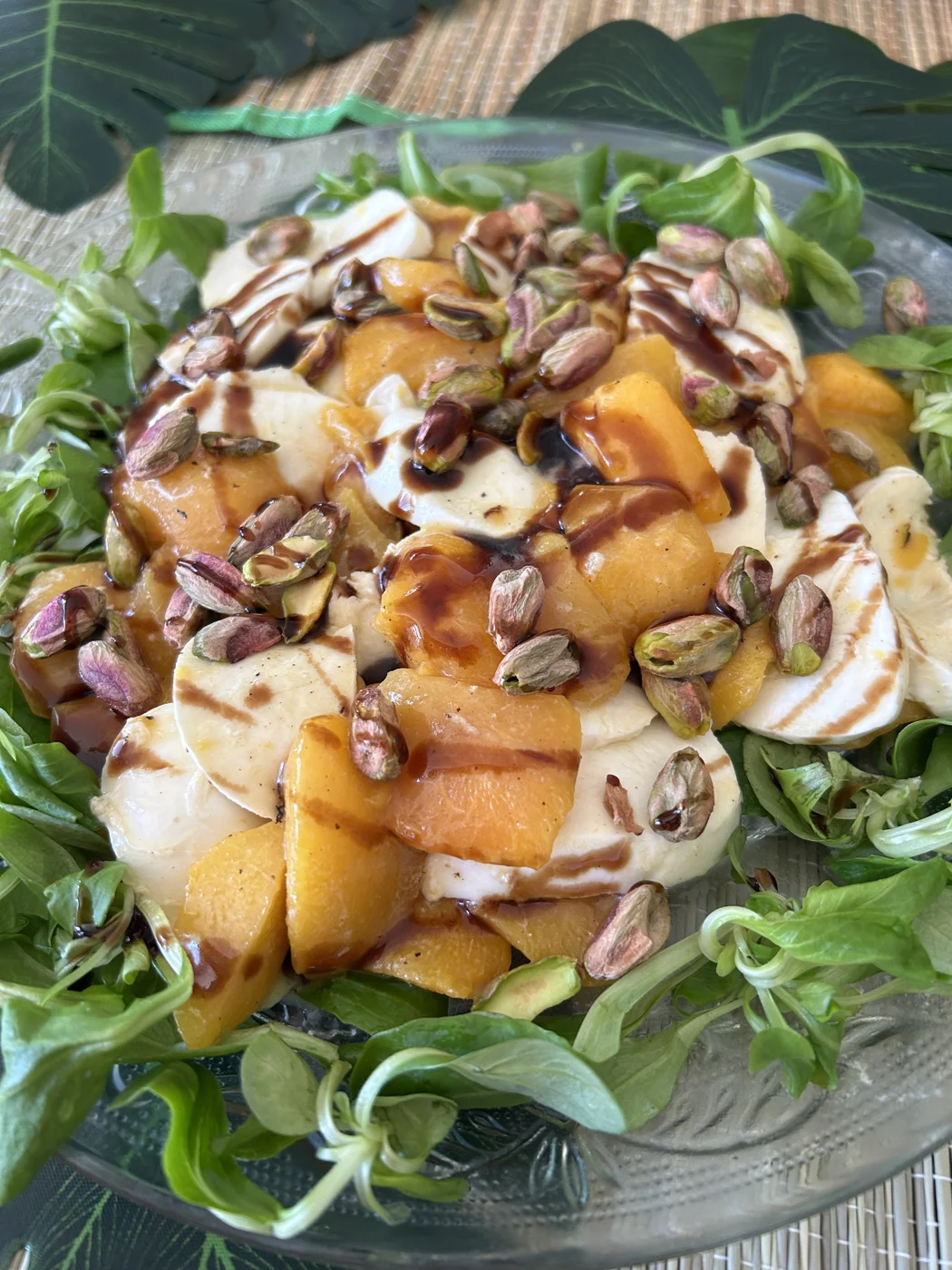 Nectarines poêlées, mozzarella et pistaches