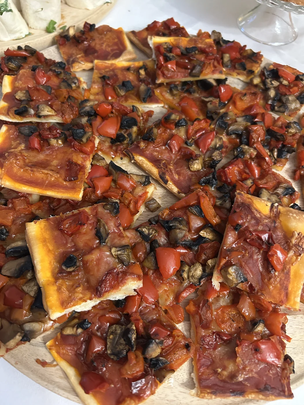La pizza aux poivrons et aux champignons que nos potes adorent