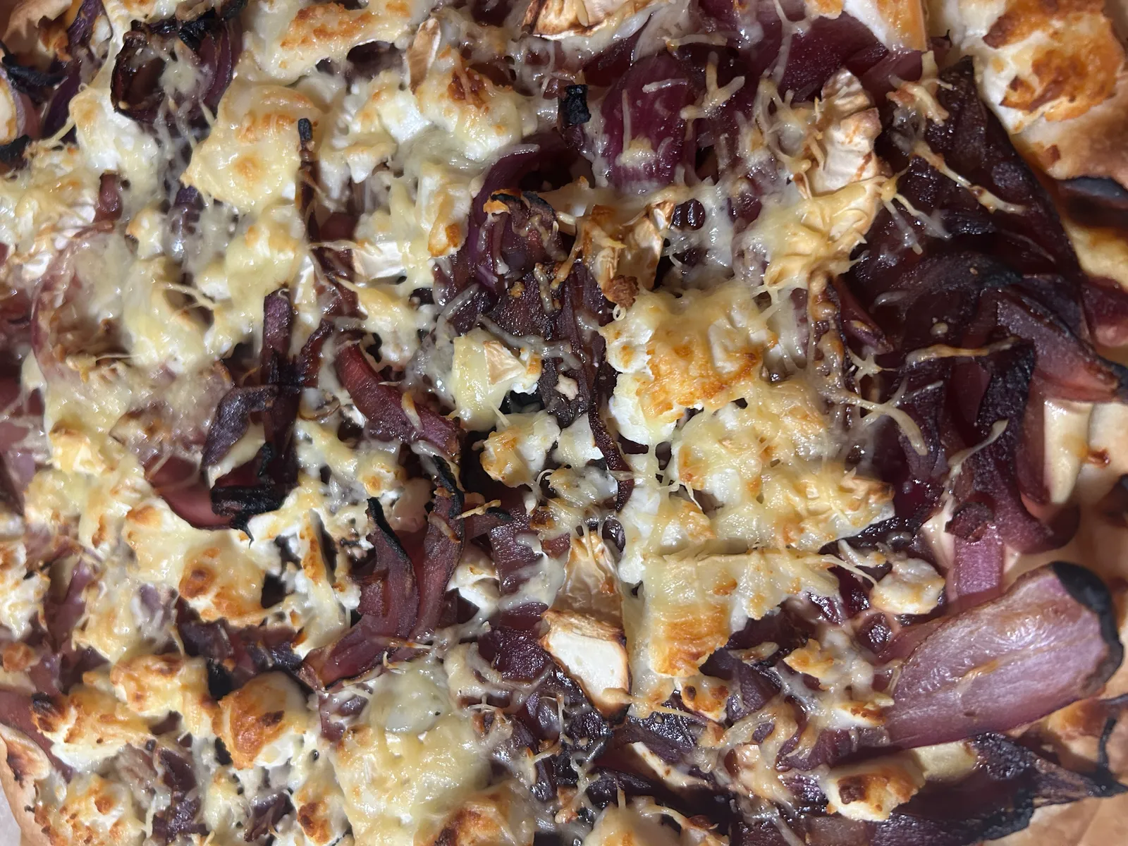 Tarte au chèvre et aux oignons rouges