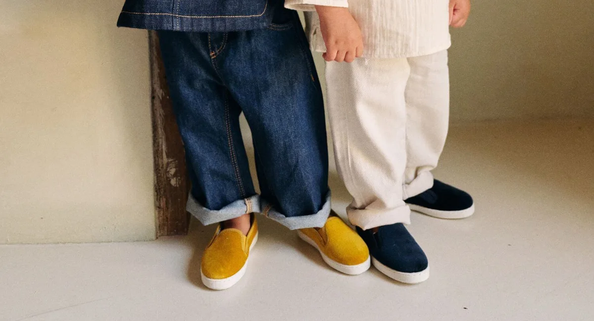 Chaussons Angarde en velours portés par des enfants