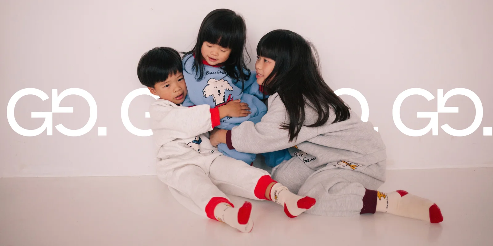 Trois enfants portent des vêtements GAMIN.GAMINE