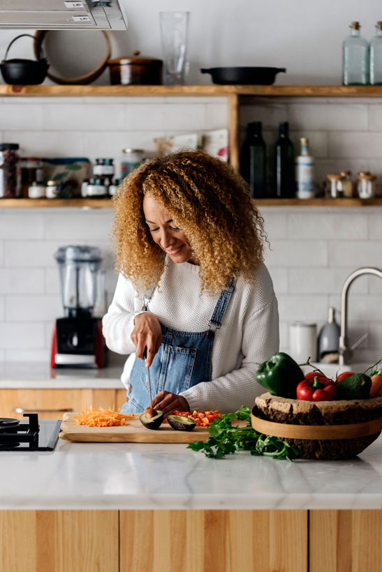 Une cheffe prépare les repas de la semaine
