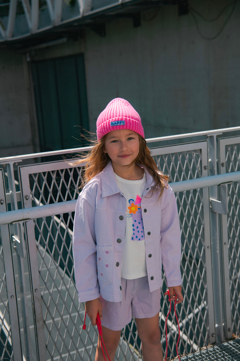 Une enfant porte une tenue DPAM