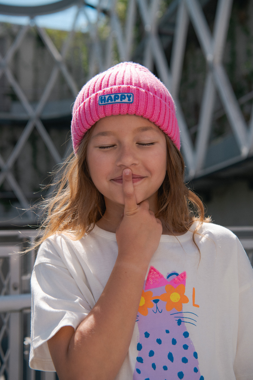Un enfant porte une tenue DPAM