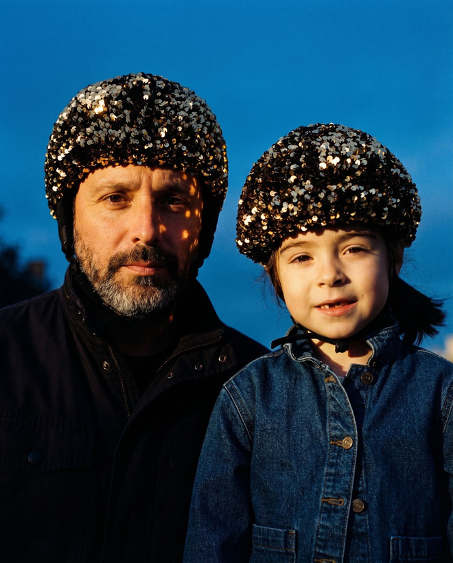 Un père et une enfant portent des casques Helmut