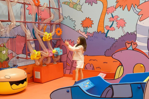 Une enfant explore une installation ludique et colorée