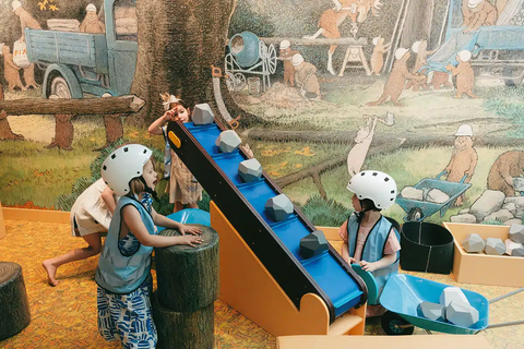 Des enfants expérimentent un parcours de jeu immersif