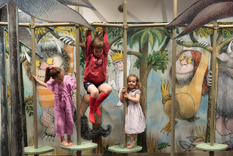 Des enfants découvrent un décor immersif inspiré d'un album jeunesse à La Maison des histoires