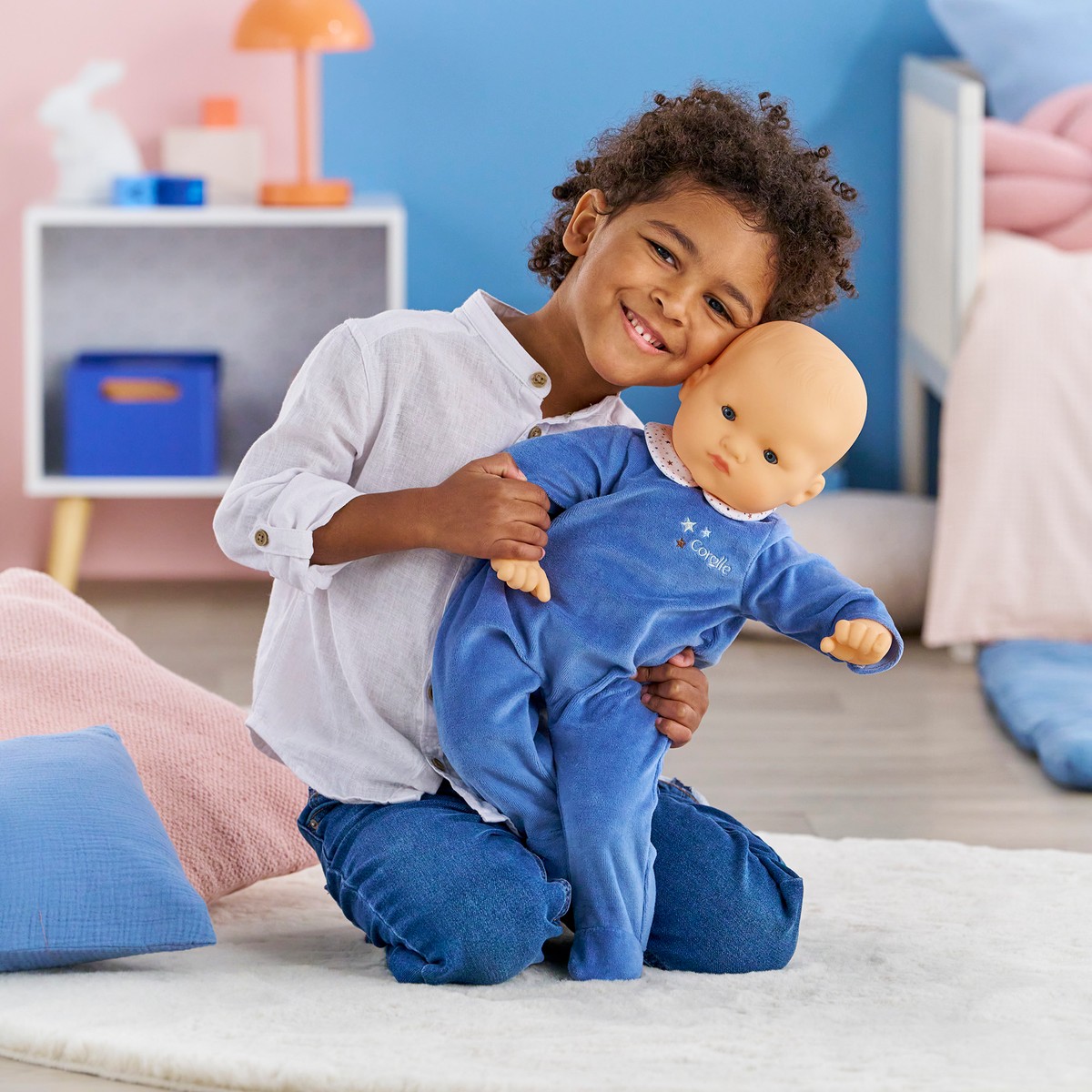 Enfant jouant avec le poupon Bébé Chéri Ciel d’Étoiles de Corolle