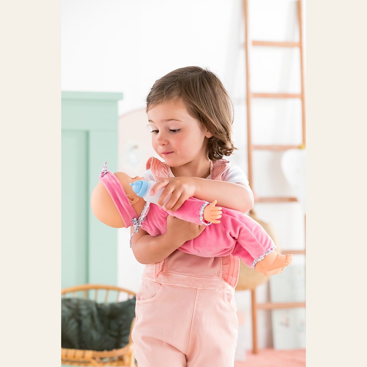 Enfant jouant avec la poupée Lucille de Corolle