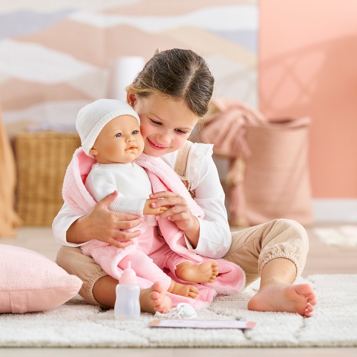 Enfant prenant soin du poupon Rose de Corolle