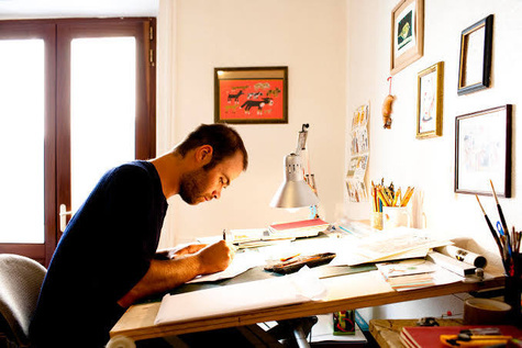 Benjamin Chaud à son bureau de dessin