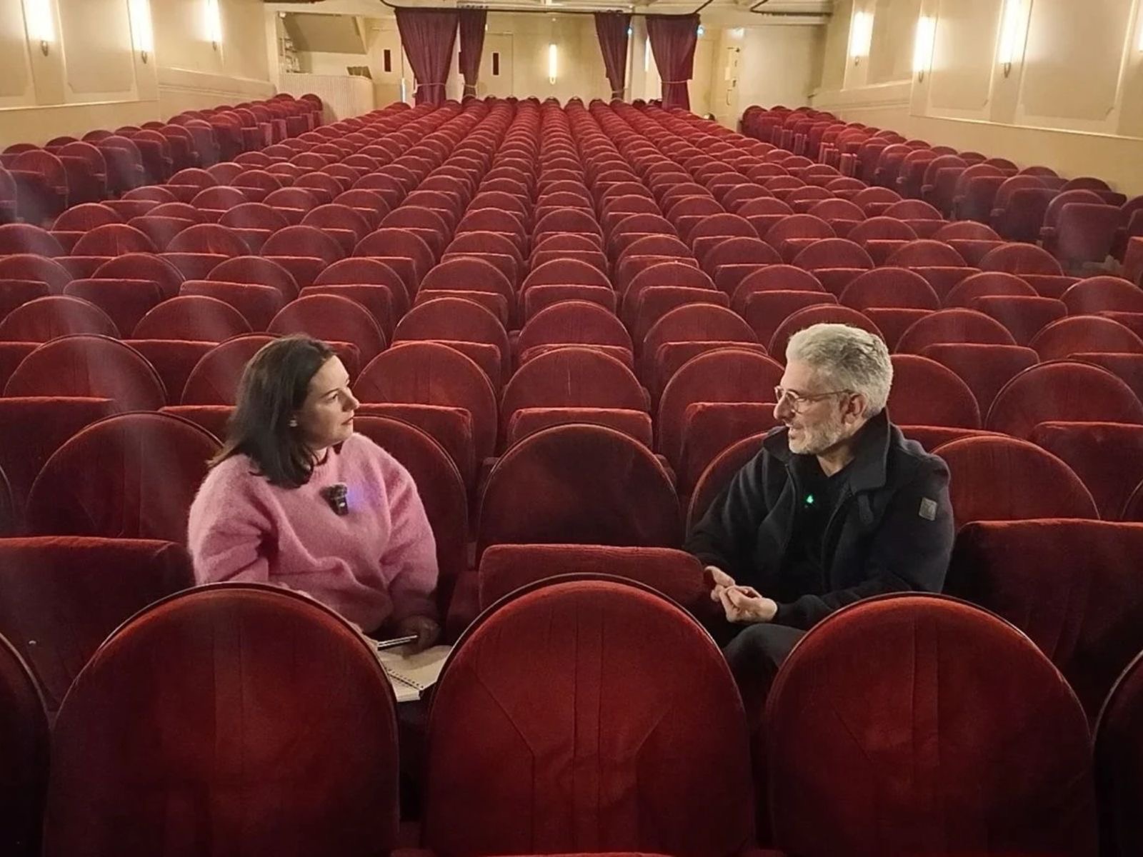 Estelle Hirrien et Nicolas Nebot pendant leur entretien dans une salle de théâtre