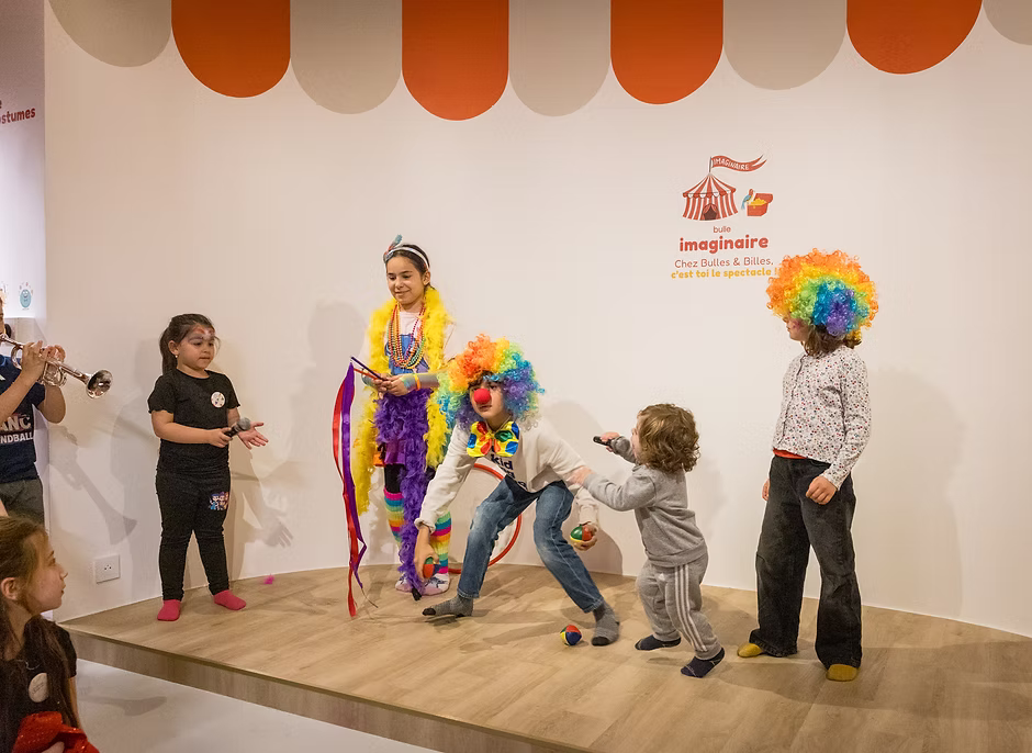 Des enfants déguisés jouent sur la scène de la bulle imaginaire chez Bulles & Billes