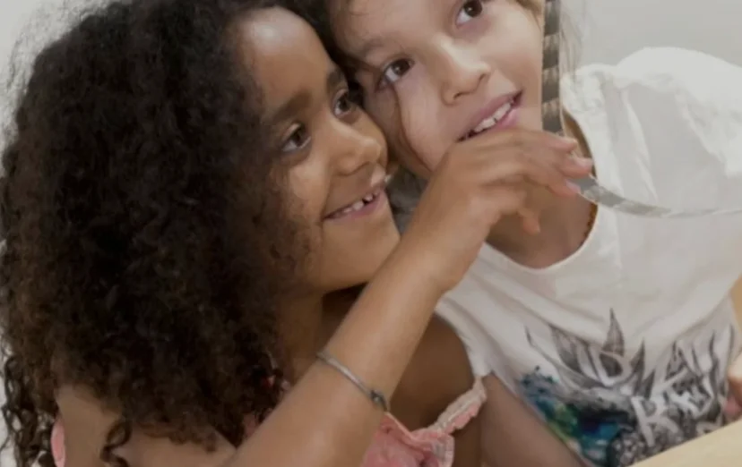 Deux enfants observent une pellicule à la Fondation Jérôme Seydoux-Pathé