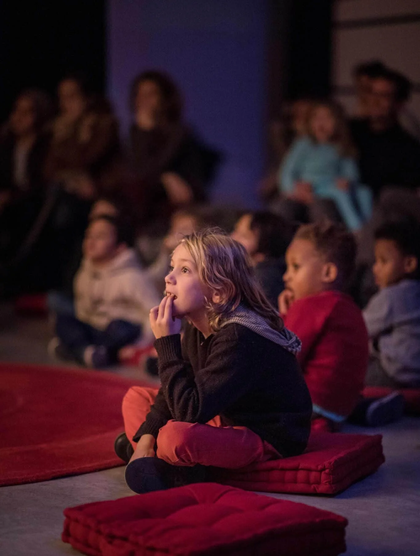Des enfants découvrent une projection à Little Villette