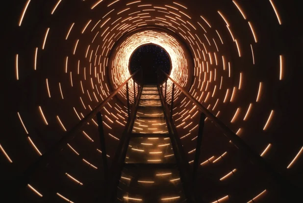 Le tunnel lumineux du parcours Rex Studios
