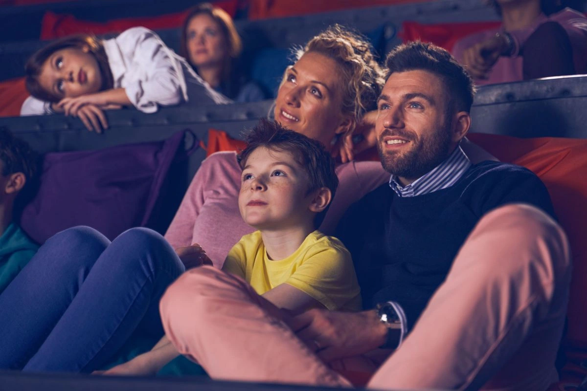 Une famille installée dans une Salle Pathé Kids pour une séance de cinéma