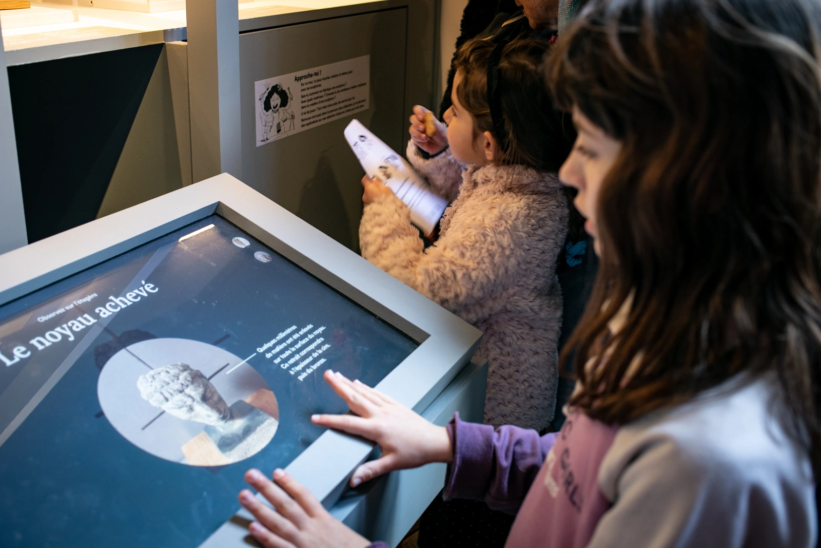 Des enfants découvrent les dispositifs de la salle des techniques du musée Bourdelle