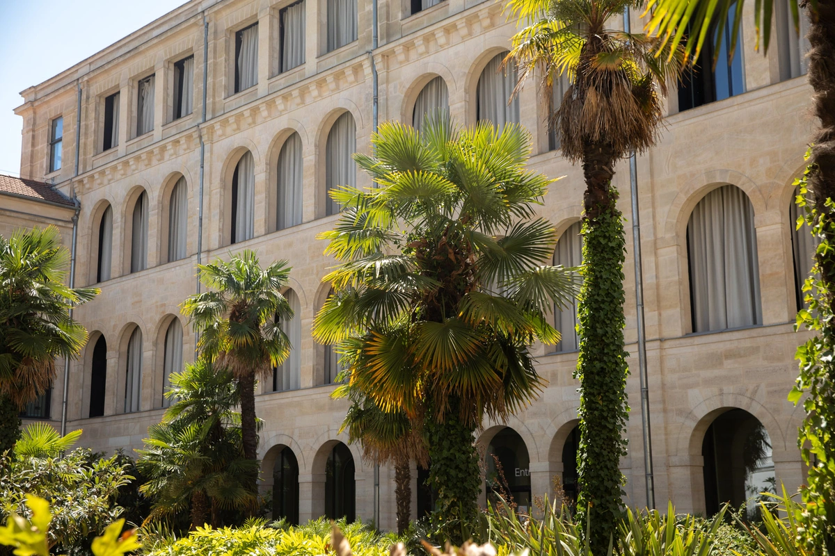 Le jardin et la façade de la médiathèque Françoise Sagan