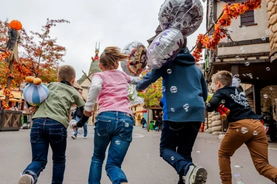Des enfants découvrent les décors de Peur sur le Parc au Parc Astérix