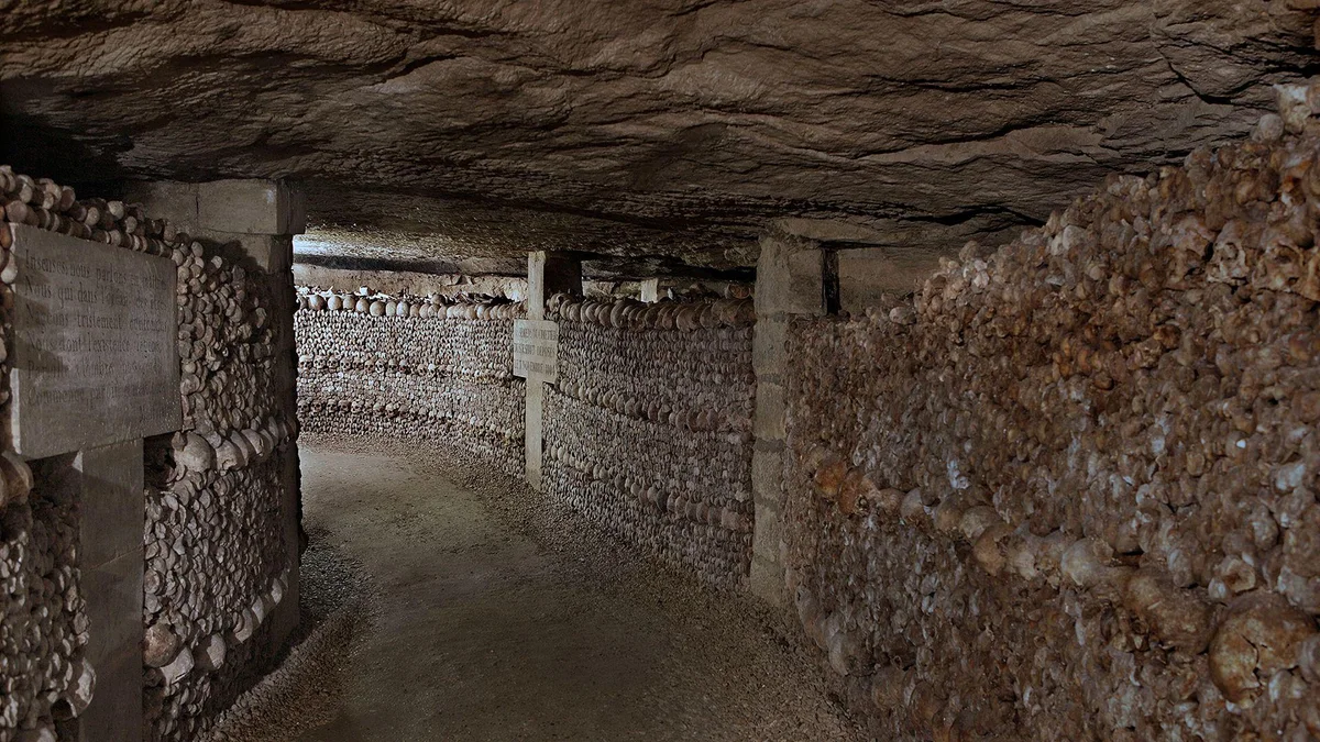 Galerie de l’ossuaire des Catacombes de Paris
