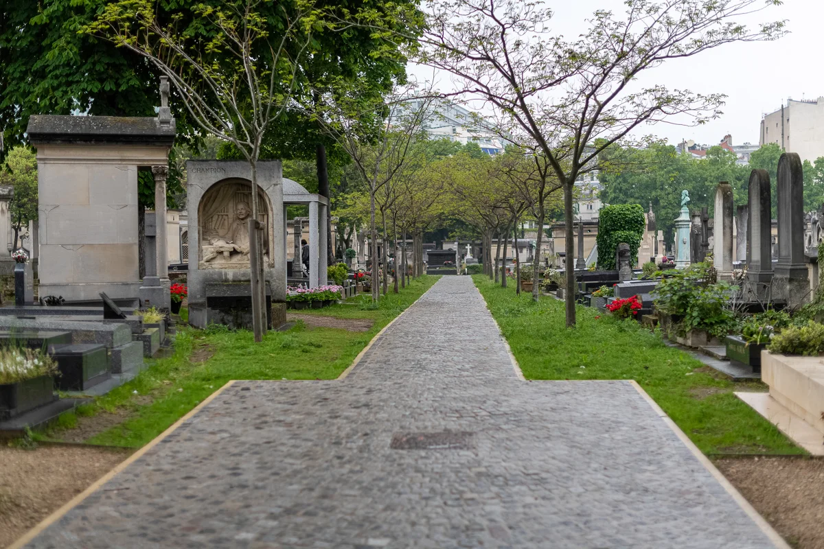 Allée du cimetière du Montparnasse