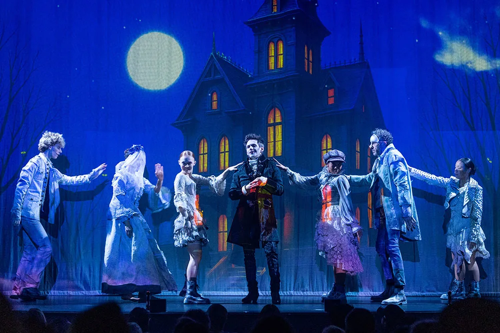 La troupe de La Maison Hantée sur scène sous la pleine lune