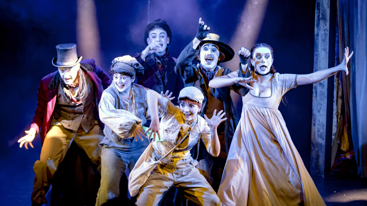 Les comédiens de la comédie musicale Oliver Twist sur scène au Lucernaire