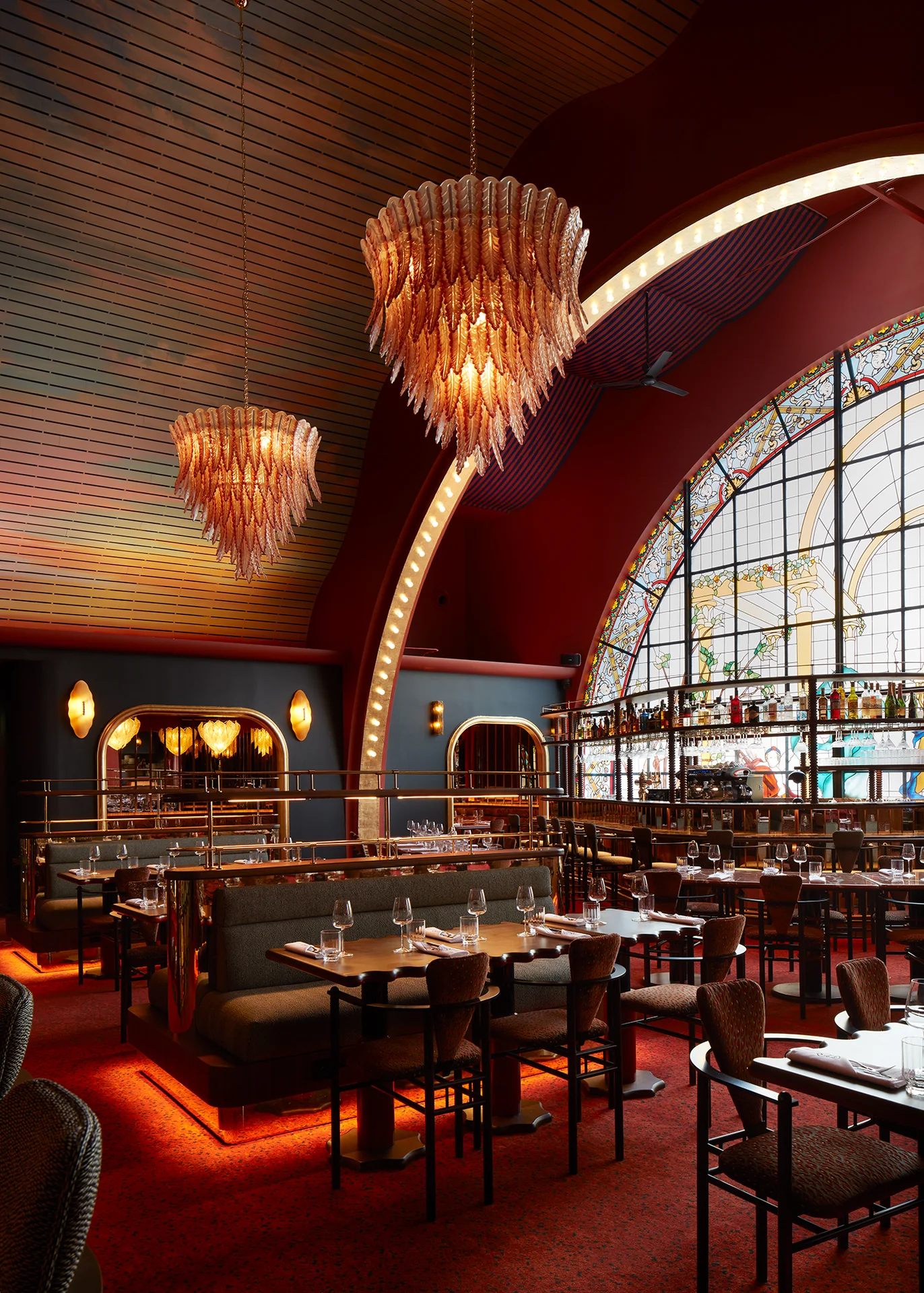 La salle du restaurant Mistinguett, sa grande verrière et ses lustres au Casino de Paris